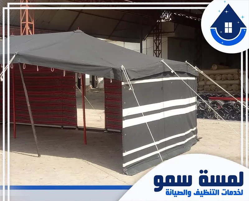 شركة تنظيف خيام بالرياض 0554516792 لمسة سمو تنظيف يوت شعر بالرياض سوداء في منطقة مفتوحة، جاهزة للاستخدام في الفعاليات الخارجية.